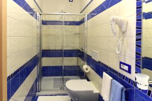 拉维罗意大利珍珠旅馆的蓝色和白色的浴室设有淋浴和卫生间