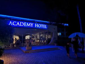 维纳斯Academy Hotel的一座建筑,上面标有读学院酒店的标志