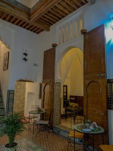 Riad & Café culturel BAB EL FAN餐厅或其他用餐的地方