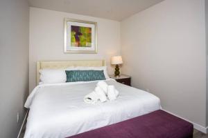 圣地亚哥One Bedroom Apartment with Luxurious Furnitures的一张白色的床,上面有两条可移动的毛巾