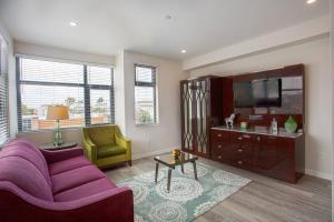 圣地亚哥One Bedroom Apartment with San Diego Downtown View的客厅配有紫色沙发和电视