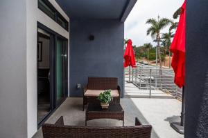 圣地亚哥Studio with Large Balcony- San Diego Gateway的阳台配有两把椅子和一张桌子,种植了植物