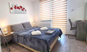 索科矿泉村Apartmani Lavanda的一间卧室配有一张床,上面有两条毛巾