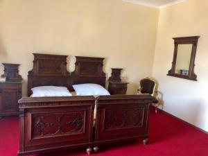 米尔茨楚施拉格Lambach Villa的一间卧室配有一张带两个白色枕头的木床