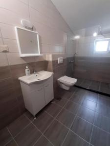 巴尔Hostel Hangout的浴室配有白色水槽和卫生间。