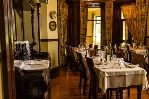 杜林巴里诺尔拉坎城堡田园酒店的一间在房间内配有桌椅的餐厅