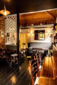 杜林巴里诺尔拉坎城堡田园酒店的一间带木桌椅的餐厅和一间酒吧
