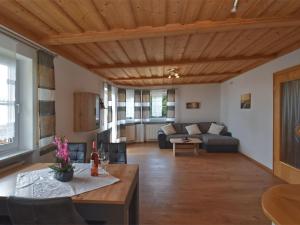 ZentingApartment in the Bavarian Forest的客厅配有沙发和桌子