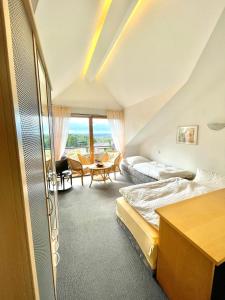 布尔Hotel Pension Linz的酒店客房设有两张床和一张桌子。