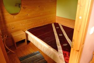 派尔努Jaani Puhkemaja的小屋内的小房间,配有一张床