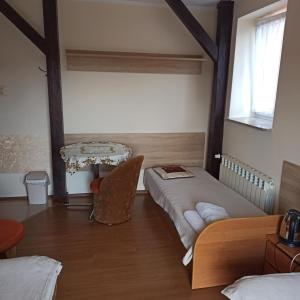 Milanowska WolkaTurystyka Wiejska AGRO-DOM的一间设有两张床和一张桌子的房间