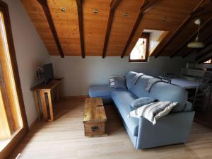 皮德拉菲塔德雅卡La Borda de Jaime的客厅配有蓝色的沙发和桌子