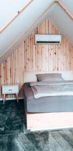 WłóknaWłókna Inn的一间卧室配有一张木墙床