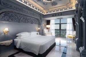 吉隆坡Arte by Thomas Chan的卧室配有白色的床和蓝色的墙壁