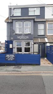 纽基Mordon Bar and Lodge的街道边的 ⁇ 店
