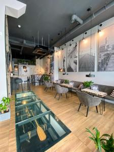 格丁尼亚Thruster - mini kino, lobby, kuchnia, netflix的配有桌椅和玻璃地板的客房