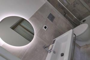 圣文森特LaCasetta的一间带圆形镜子和水槽的浴室