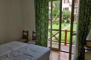 圣文森特LaCasetta的一间卧室设有一张床和一个滑动玻璃门