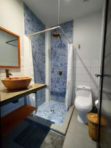 El TránsitoAlive Beach House的浴室配有卫生间、盥洗盆和淋浴。