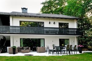 巴特格伦德Haus Orbis Noster im Harz - Whirlpool und Sauna - direkt am Wald的房屋设有甲板和庭院