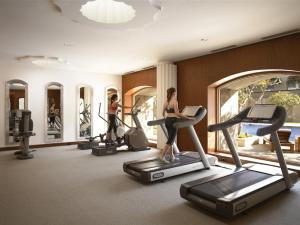 古尔冈特瑞登特酒店的健身中心和/或健身设施
