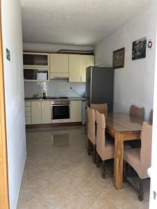 马卡尔斯卡Apartment Ljubica Ljuban的带木桌的厨房和带冰箱的厨房。
