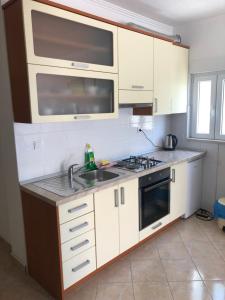 马卡尔斯卡Apartment Ljubica Ljuban的厨房配有白色橱柜和水槽