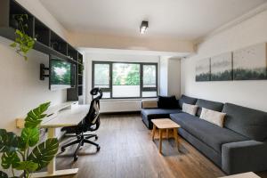 克卢日-纳波卡Modern Apartment in a Quiet Area的带沙发和书桌的客厅