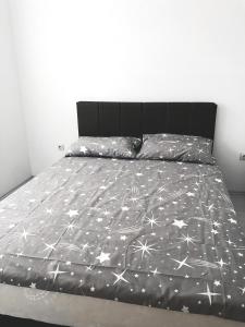 索科矿泉村Apartman DEA的一张黑色床,上面有星星