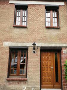 YervilleEscapade Normande的砖砌建筑,设有两扇门窗