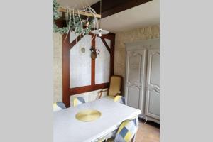 YervilleEscapade Normande的一间配备有白色桌椅的用餐室