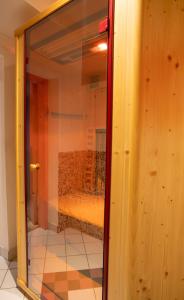 伊施格尔Eggerstüberl的玻璃门通向一个房间里淋浴