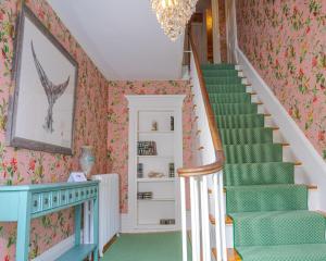 罗克波特萨莉韦伯斯特住宿加早餐旅馆的绿色地毯的楼梯