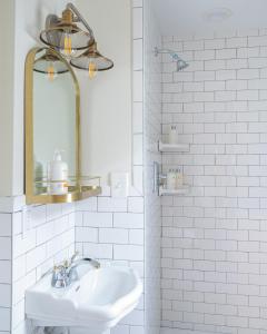 罗克波特萨莉韦伯斯特住宿加早餐旅馆的白色的浴室设有水槽和镜子
