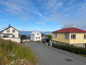 斯蒂克松鲁姆Garður restored house的街上有红色屋顶的房子