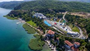 斯特鲁加伊泽格瑞夫Spa及水上公园酒店的享有湖上度假村的空中景致