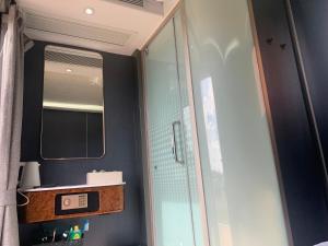 StoreböSnapNap的浴室设有镜子和玻璃淋浴间。