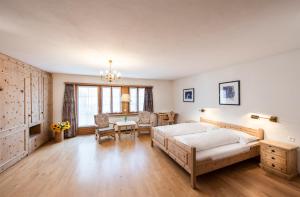 楚奥茨克鲁诗阿尔瓦历史酒店的卧室配有一张床和一张桌子及椅子