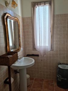 阿塞米尼Villa Iole的一间带水槽和镜子的浴室