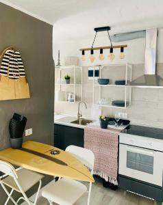 科蒂略Azzurro house的厨房配有木桌和白色椅子