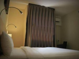名古屋巴淡岛商务酒店的酒店客房设有床和窗户。