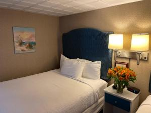 肯尼邦克港基恩斯波特酒店的一间酒店客房,配有床和鲜花