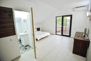 旧瓦马Vila Medusa的白色的客房配有床和镜子