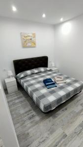 阿德耶Mareverde的一间卧室配有一张大床和一张 ⁇ 子毯子