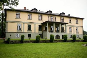 Cesvaine格拉苏必尔斯酒店的前面有草坪的大房子