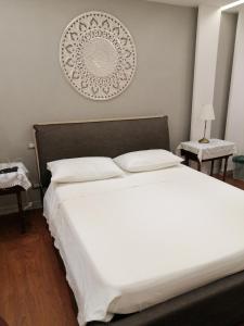 巴勒莫Federico 70 Smeraldo的卧室配有白色大床和白色枕头