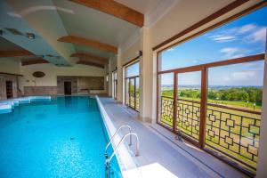Lubenia辉煌SPA酒店的享有水景的大型游泳池