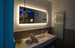 泰尔梅诺Zilli Studio Apartments的一间带水槽和镜子的浴室