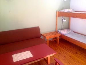 盖郎厄尔峡湾弗约登卡姆平海特酒店的客房设有两张双层床和一张桌子。