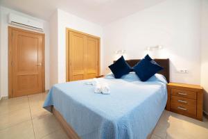 卡尔佩Cristina的一间卧室配有蓝色的床和毛巾
